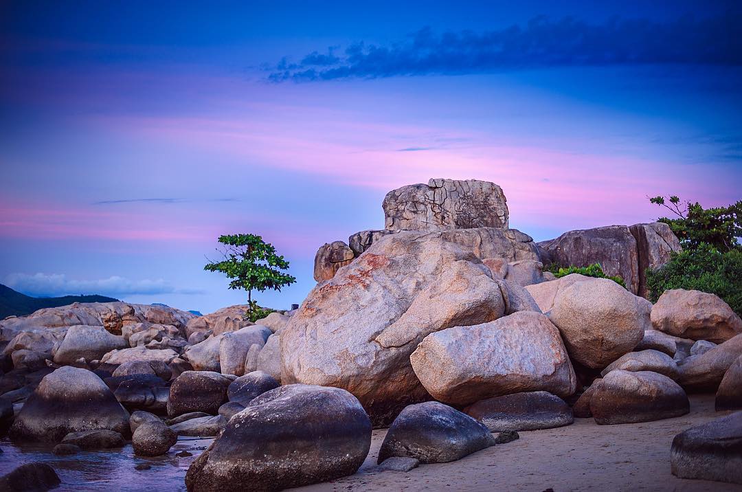 Hòn Chồng Nha Trang - Khám Phá Vẻ Đẹp Hùng Vĩ Của Thiên Nhiên
